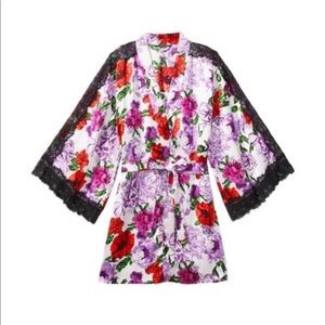 VICTORIA'S SECRET Satin
Floral Lace Trim Kimono Robe